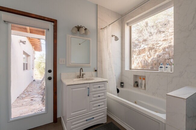 Building Photo - 1902 E Cortez St