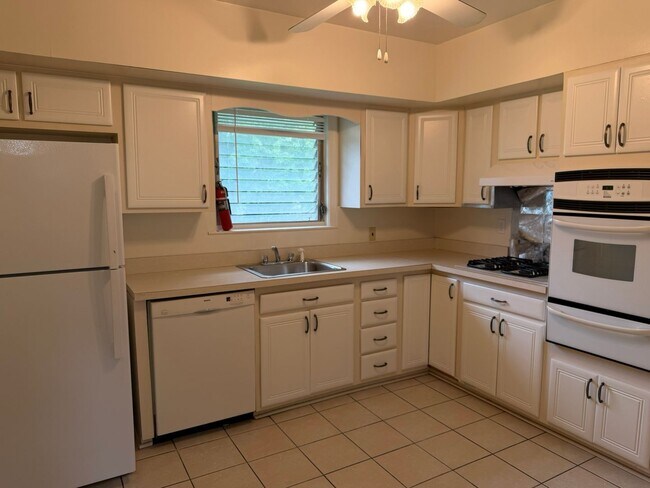Building Photo - 9220 Quintana Dr