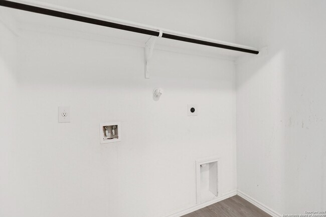 Building Photo - 5499 Daphne Path