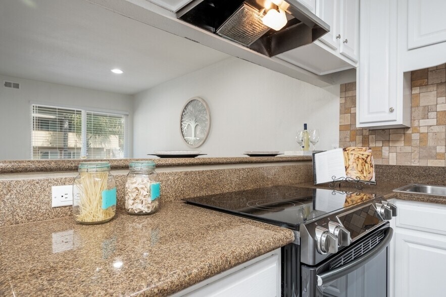 Building Photo - 1681 Bayview Heights Dr