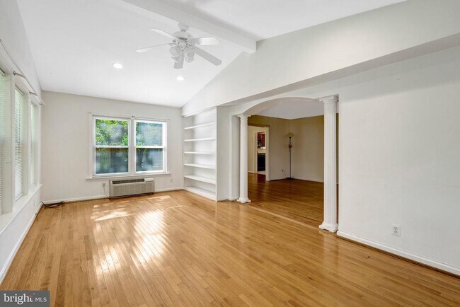Building Photo - 8916 Braeburn Dr