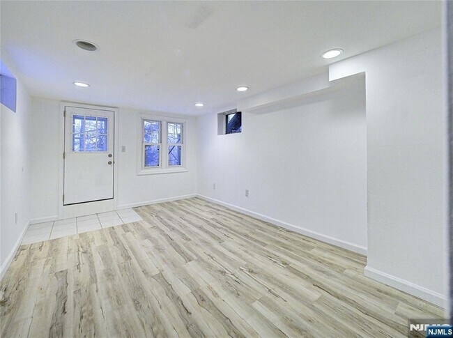 Building Photo - 240 Acabonack Rd