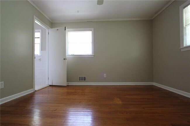 Building Photo - 2944 Piedmont Dr