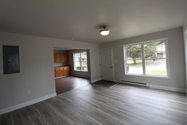 Building Photo - Three bedroom home