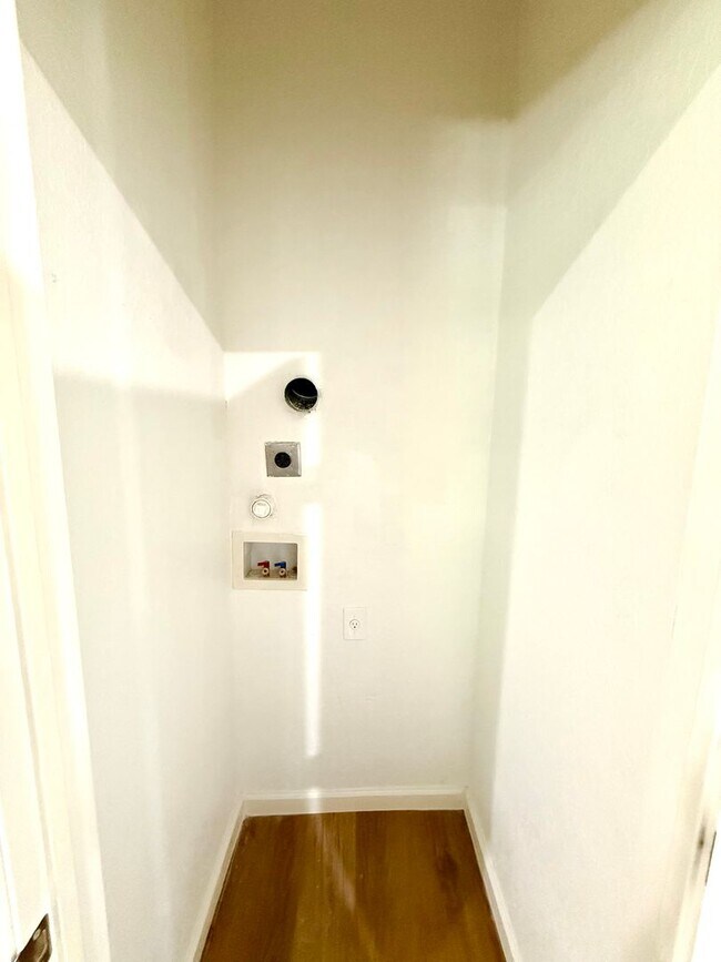 Building Photo - 2422 W Commerce St