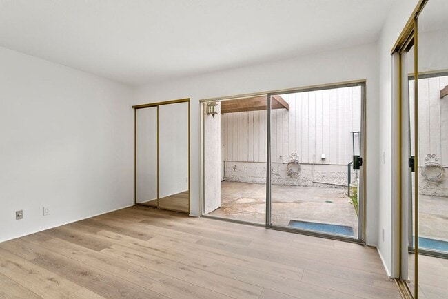 Building Photo - Bright, Beautiful & Newly Updated with Oce...