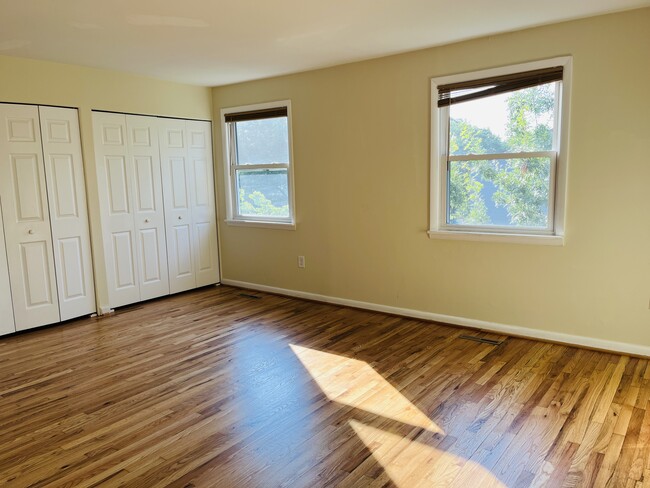 Building Photo - 2 Wimbledon Ln