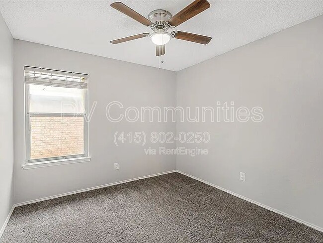 Building Photo - 824 Bridle Trail