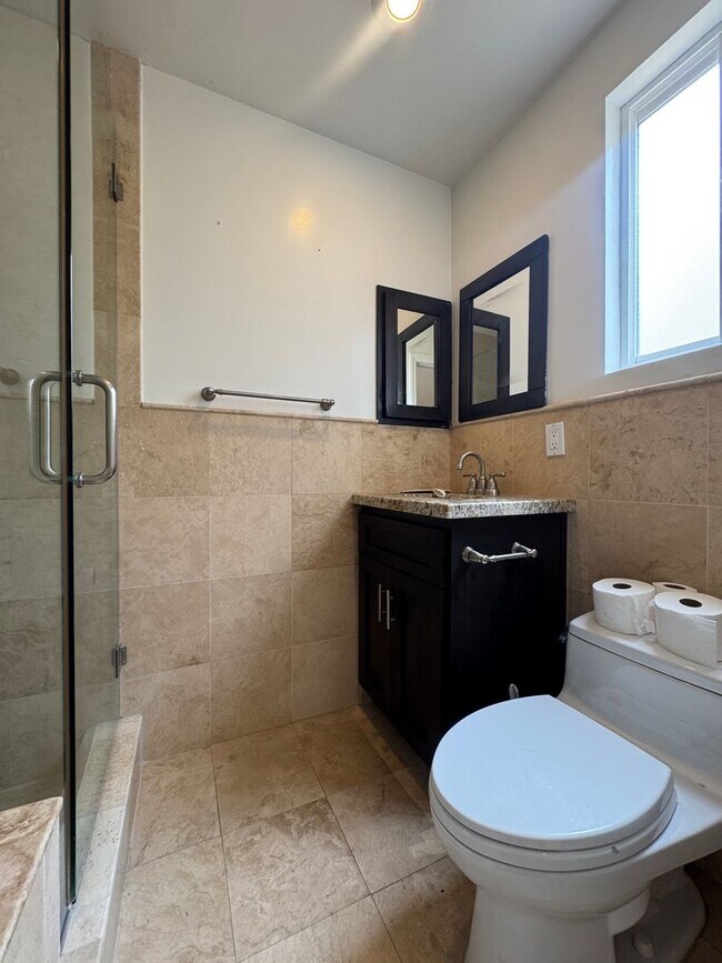 Building Photo - Beautiful 3 Bedroom, 2 Bathroom Home in Prime Santa Monica Location