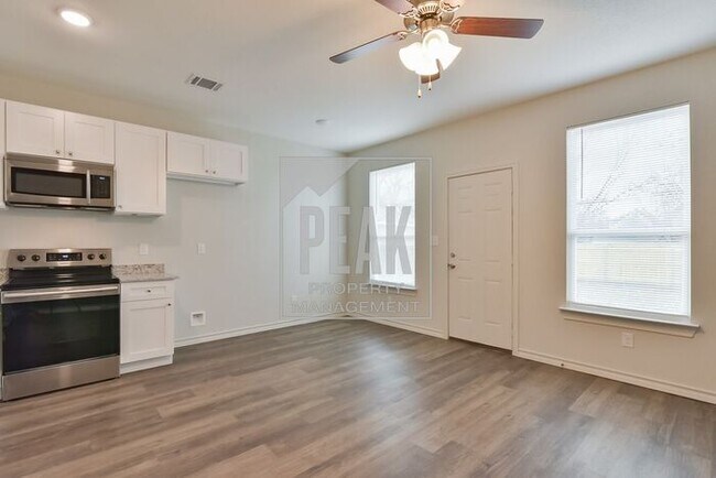 Building Photo - $1395! Stunning Fort Worth Duplex Available for Rent! Stainless Steel Fridge included!