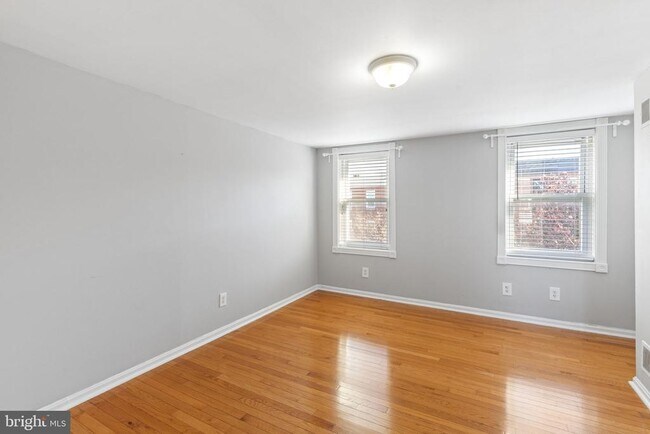 Building Photo - 12 S Washington St