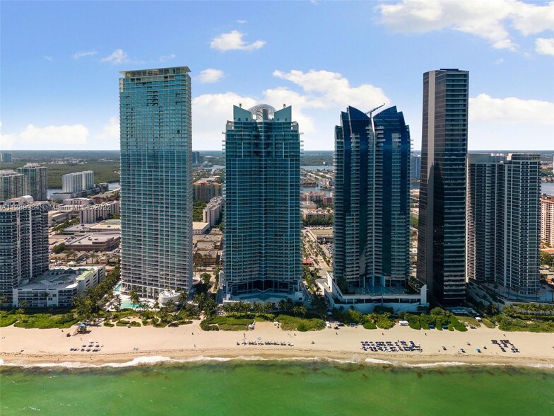 Building Photo - 17001 Collins Ave