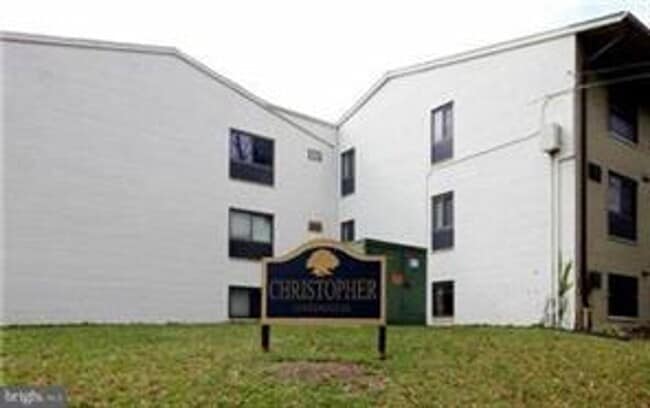 Building Photo - Cozy 1 Bedroom 1 Bathroom Condo- Conveniently Located at DC line