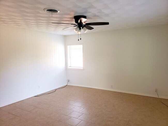 Building Photo - 2 Bedroom, 2 Bath Duplex in Lochwood