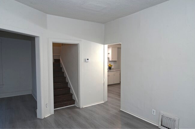 Building Photo - 102 S Perry St