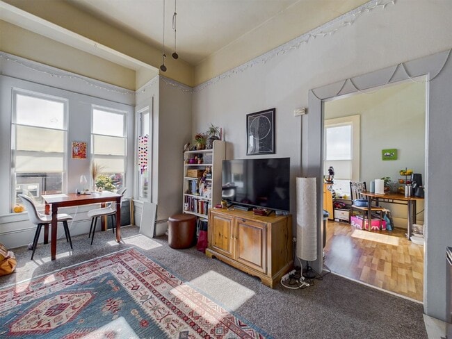 Building Photo - L 597