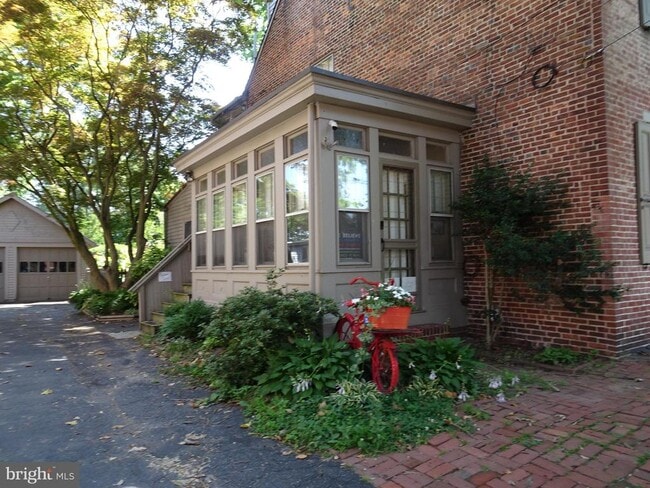 Building Photo - 411 Delaware St