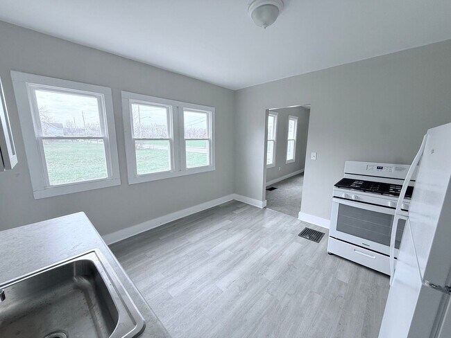 Building Photo - Freshly Renovated Cleveland Rental with Water, Sewer & Trash Included!