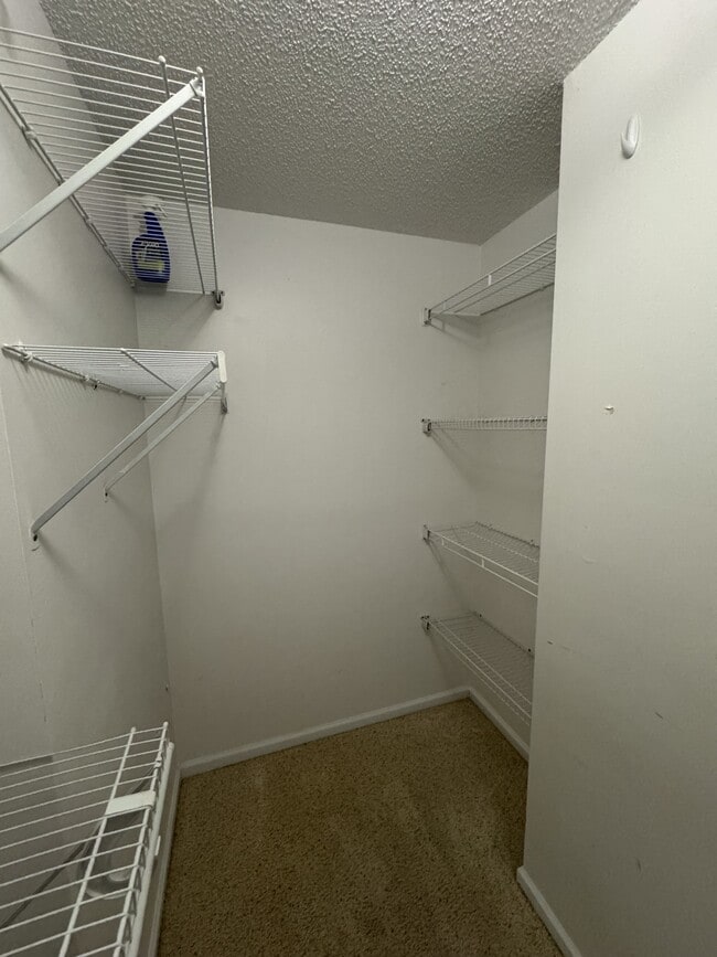 Building Photo - 2595 Thackery Rd