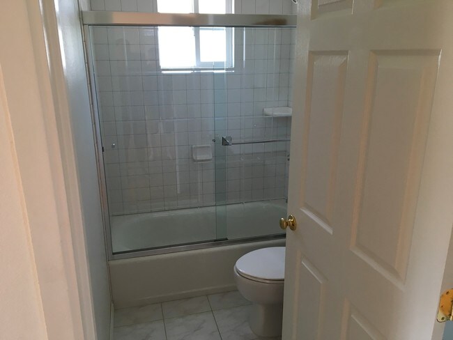 Building Photo - 923 Royal Oaks Dr