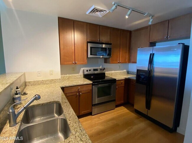 Building Photo - 310 S 4th St