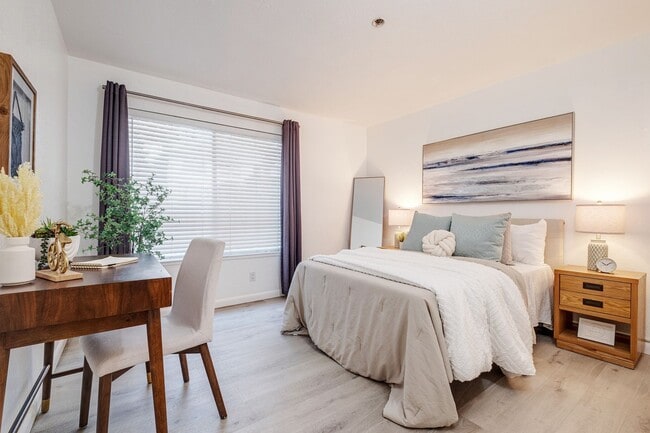 Building Photo - Advent - Low Deposit W/ Laundry & Parking!