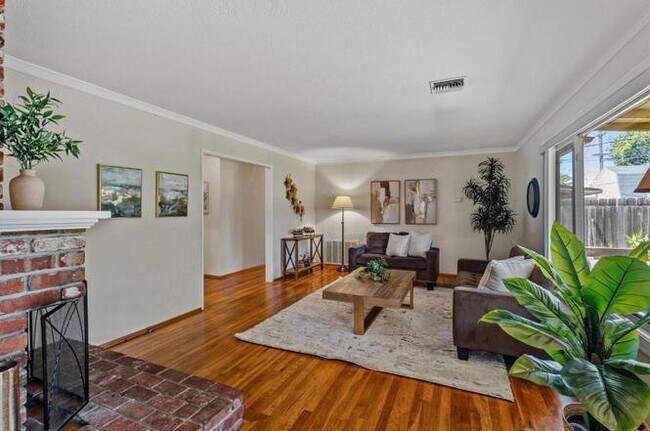 Building Photo - 2122 Fremont Ave