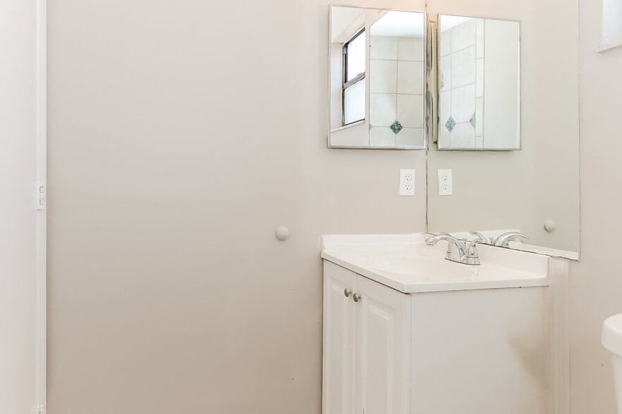 Building Photo - 552 SW Badger Terrace