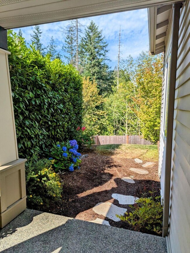 Building Photo - Modern 2-Bed, 2-Bath Condo in Klahanie – E...