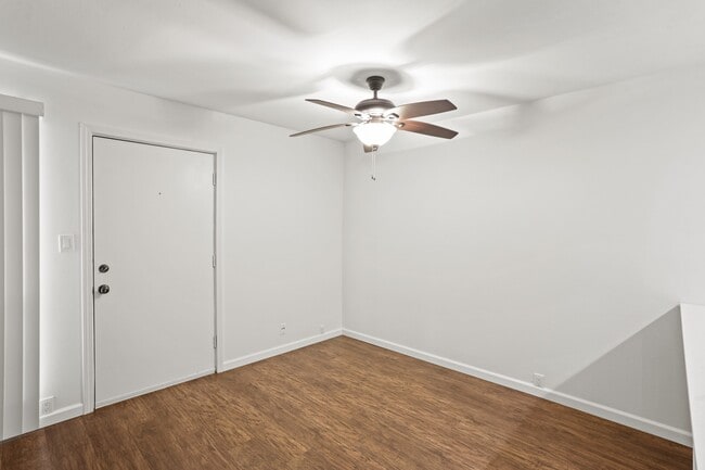 Building Photo - 2121 Fountain View Dr