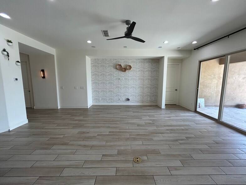 Building Photo - 1811 E Aster Pl