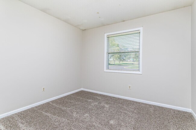 Building Photo - 2502-2502 E Morris Dr