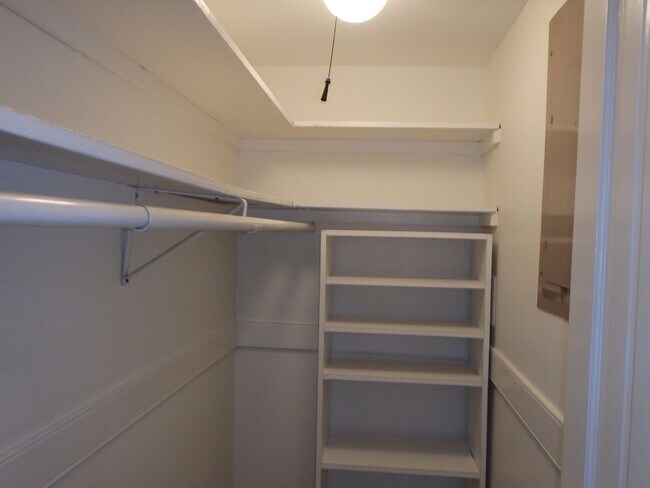 Building Photo - 431 Barnard St