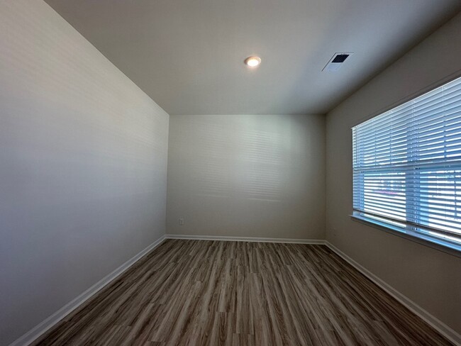 Building Photo - Brand New Home