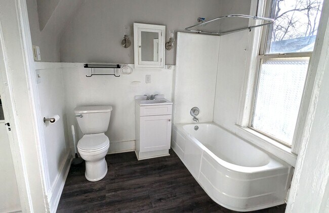 Building Photo - 1450 Clinton St