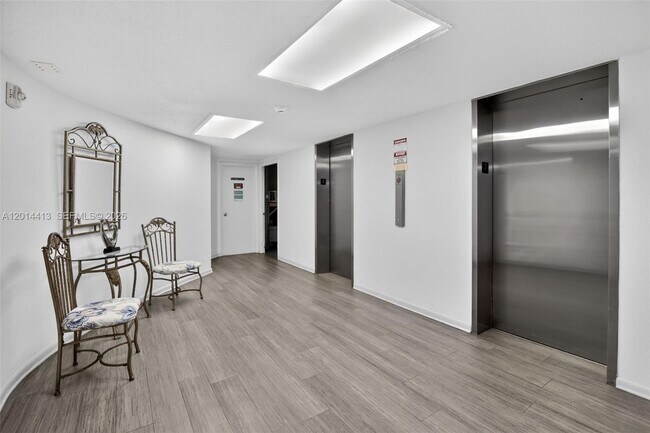 Building Photo - 1817 S Ocean Dr