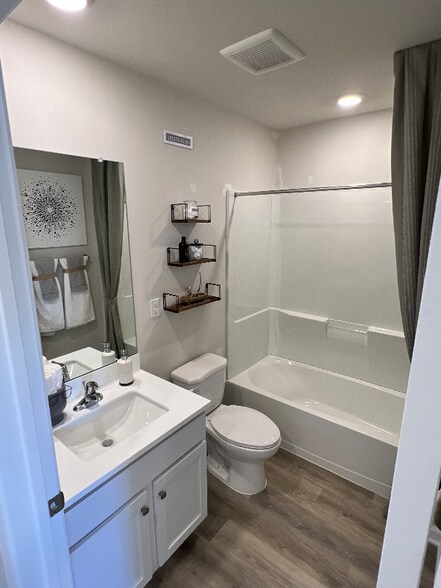 Building Photo - 28 Bay Breeze Dr