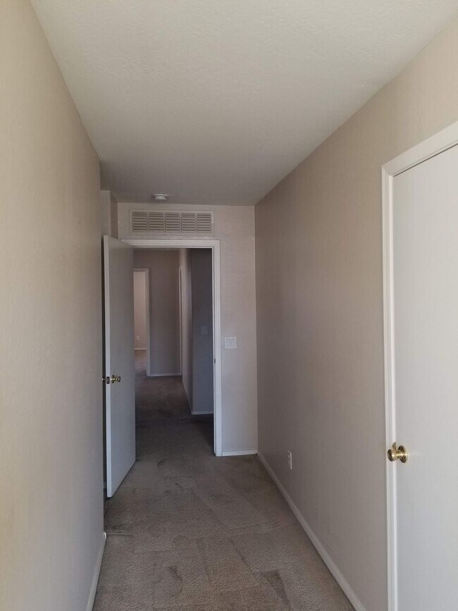 Building Photo - Spacious 3BD Home Near Downtown Phoenix & Major Freeways