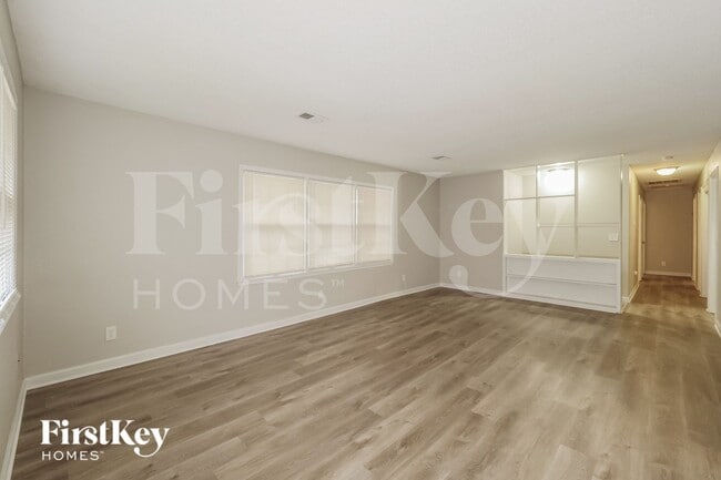 Building Photo - 8728 Everett St