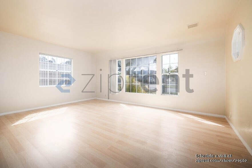 Building Photo - Unit A