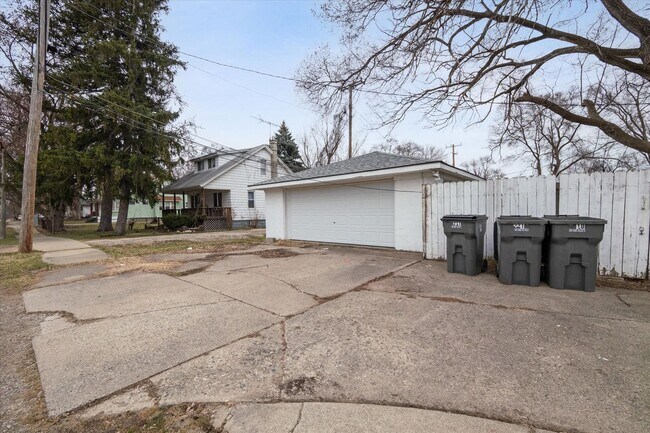 Building Photo - 22107 15 Mile Rd