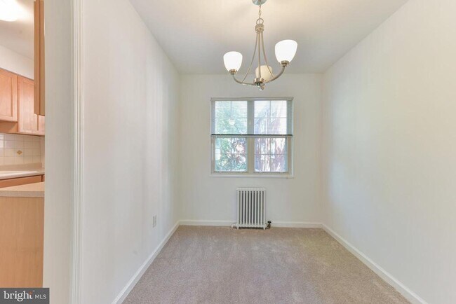 Building Photo - 1423 N Nash St