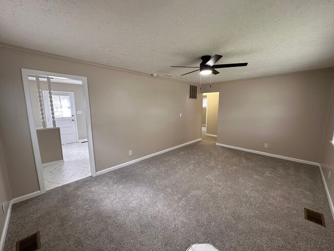 Building Photo - 4 bed 2 full bath home located in very desirable Irvington.