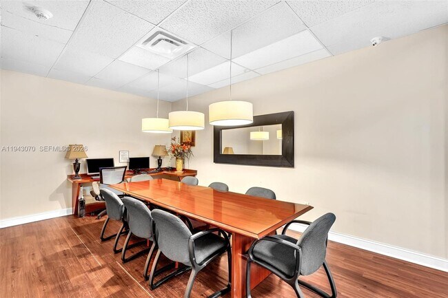 Building Photo - 500 Bayview Dr