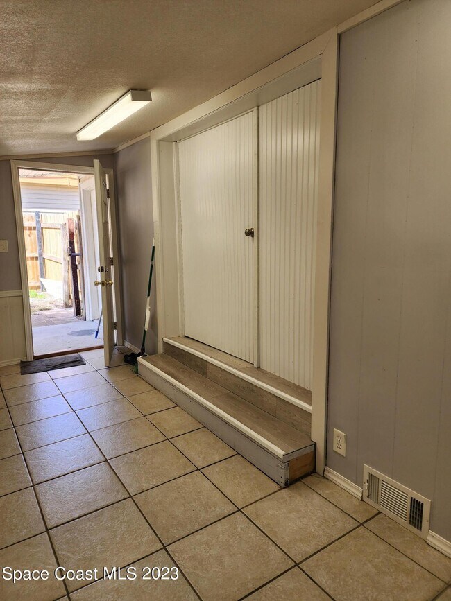 Building Photo - 388 MacArthur Cir