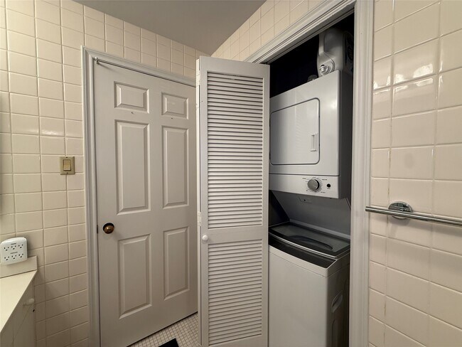 Building Photo - 15 Greenway Plz