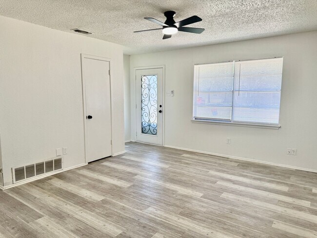 Building Photo - Updated 3/1.5 with Bonus Room in North by Northwest!
