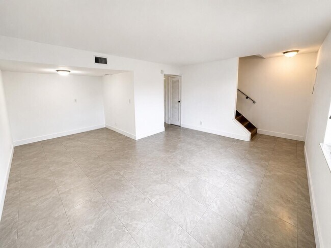 Building Photo - 5728-5728 Blueberry Ct