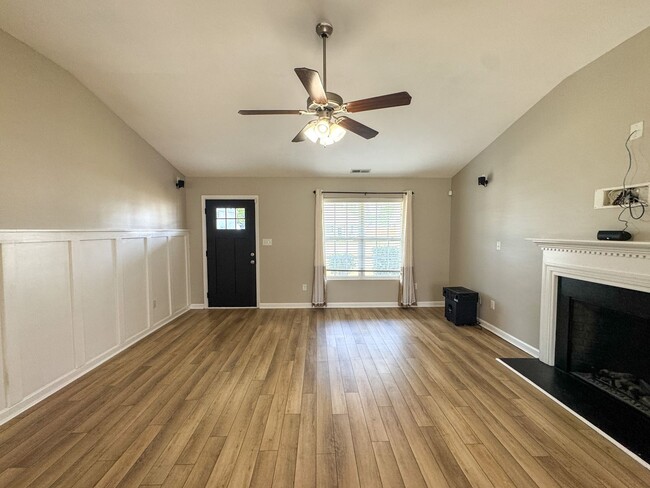 Building Photo - Charming 3 Bed 2 Bath Home in Hope Mills