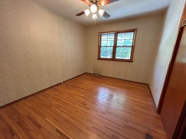 Building Photo - Cute 3 bed 1 bath